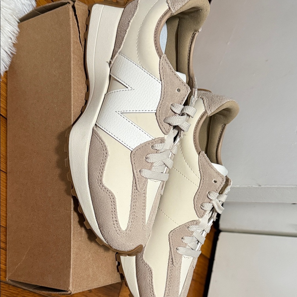 Stylish Beige and White Sneakers
New Balance 327